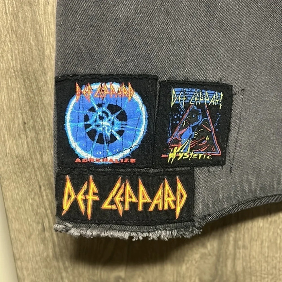 ROCK by JUNK FOOD Women’s Washed Black Def Leppard Patches Denim Skirt SZ 11 NWT - Picture 3 of 6